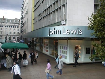 Royaume-Uni : la marque John Lewis vous paie désormais si vous rapportez vos vêtements non portés