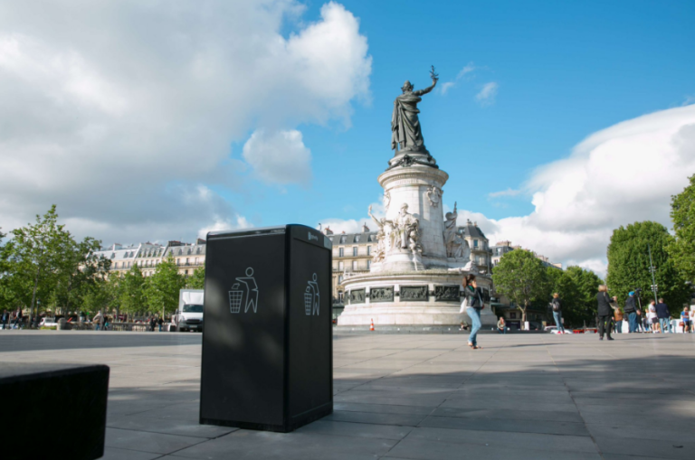 Paris : la capitale teste de nouvelles poubelles compactantes 100 % alimentées par le solaire