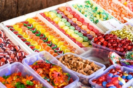 Peau de porc et os broyés : que cache la gélatine des bonbons ?
