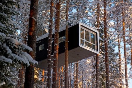 Treehotel : des cabanes de luxe perchées pour admirer les aurores boréales en Suède