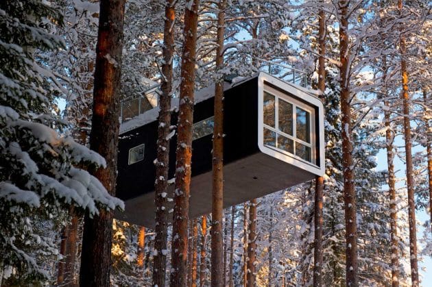 Treehotel : des cabanes de luxe perchées pour admirer les aurores boréales en Suède