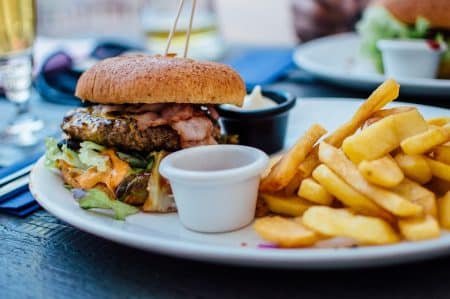 Malbouffe = risque élevé de cancers, les scientifiques sont formels !