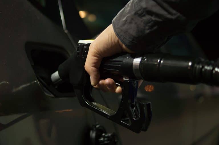La prime à la conversion : est-elle suffisante face à la hausse des prix du carburant ?