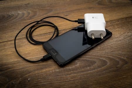 Smartphone : le recharger ne coûterait qu’un euro d’électricité par an !