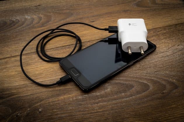 Smartphone : le recharger ne coûterait qu’un euro d’électricité par an !
