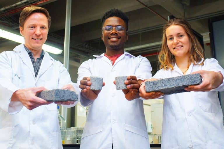 Afrique du Sud : des étudiants fabriquent des briques à partir d’urine