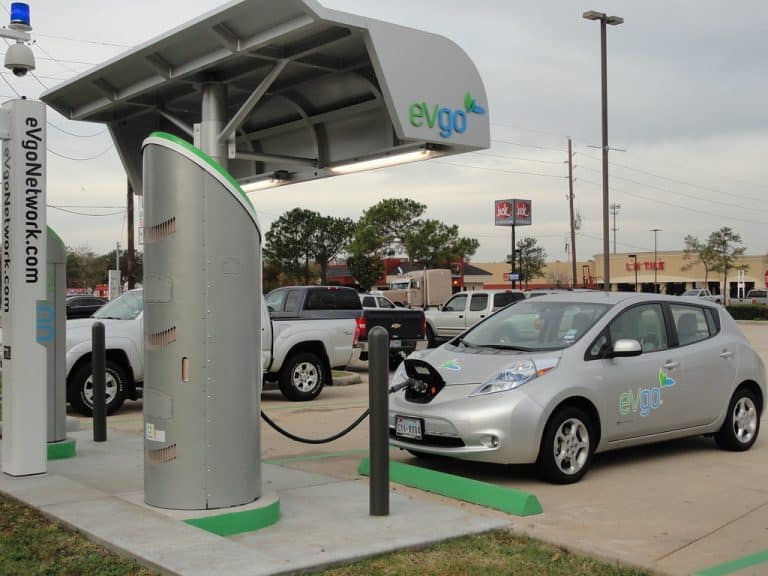 Voiture électrique : la France sur le point de supprimer le bonus écologique de 6 000 euros