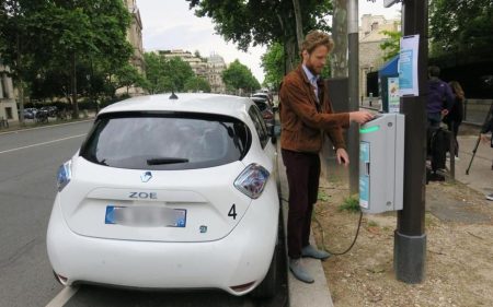 Paris : les lampadaires désormais équipés de bornes de recharge pour voitures électriques