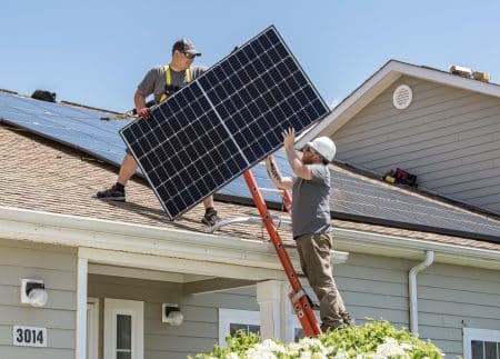 Tesla se lance dans la location de panneaux solaires