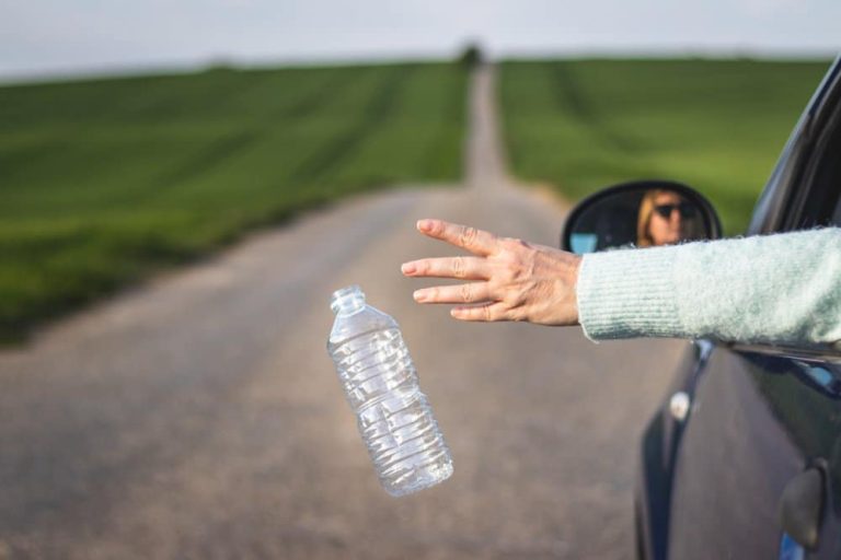 Un Français sur trois jette ses déchets par la fenêtre de sa voiture