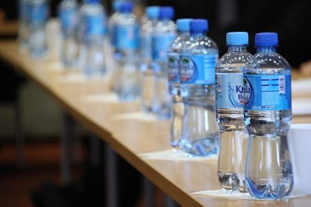 San Francisco : son aéroport interdit l’usage ou la vente de bouteilles plastiques