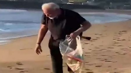 Le Premier Ministre indien ramasse des déchets sur la plage pour montrer l’exemple