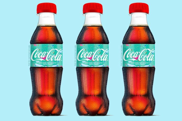 Coca Cola se lance dans le plastique recyclé récupéré en mer, voici la première bouteille du genre