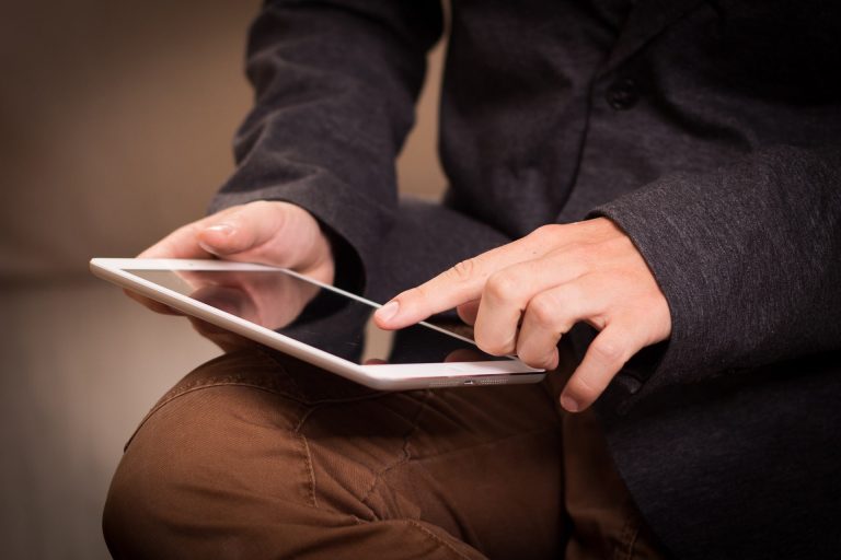 Problèmes d&rsquo;accès Internet dans les zones reculées, quelle est la meilleure solution pour y remédier ?