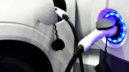 Le montant du bonus écologique pour les voitures électriques baissera en 2021 https://www.20minutes.fr/planete/2677403-20191217-voitures-electriques-montant-bonus-ecologique-revu-baisse-partir-2021