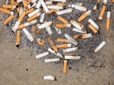 Quasiment tous les mégots jetés dans la rue finissent dans la mer