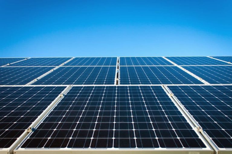 Comment investir dans les panneaux solaires photovoltaïques ?