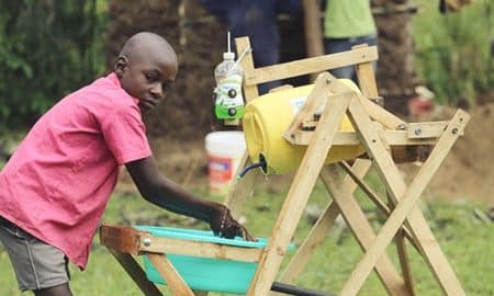 Kenya : à seulement 9 ans, il invente un dispositif semi-automatique pour se laver les mains !