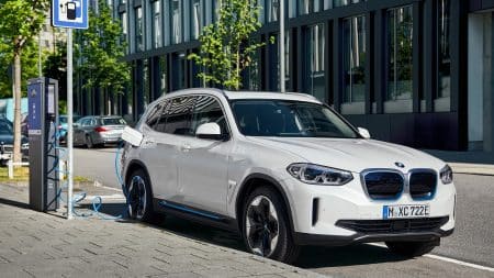 BMW iX3 : l’allemand frappe fort avec son premier SUV 100 % électrique doté de 100 km d’autonomie