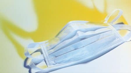 Des masques jetables recyclés en cale-porte et visières de protection ! L'impact environnemental des gants et des masques est catastrophique