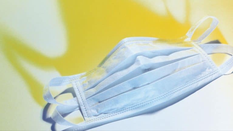 Des masques jetables recyclés en cale-porte et visières de protection !