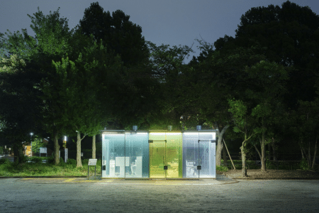 Le Japon inaugure des toilettes publiques… transparentes, une première mondiale