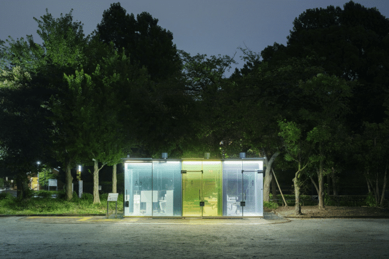 Le Japon inaugure des toilettes publiques… transparentes, une première mondiale