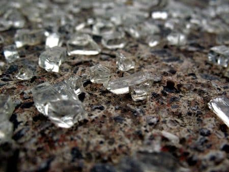 Au Liban, 58 tonnes de verre brisé durant l’explosion sont recyclées en carafes traditionnelles