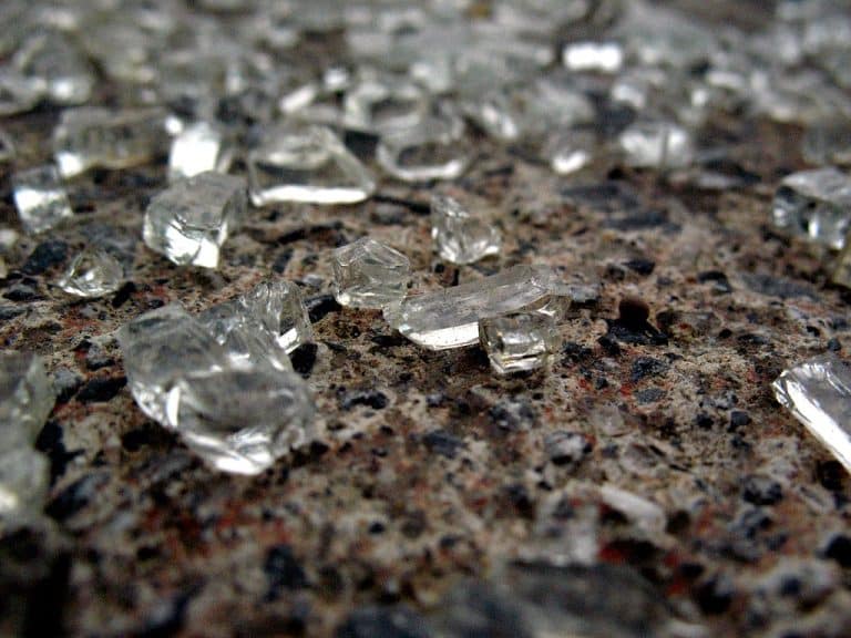 Au Liban, 58 tonnes de verre brisé durant l&rsquo;explosion sont recyclées en carafes traditionnelles