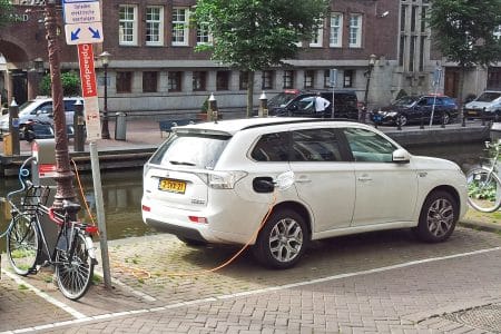 Les voitures hybrides rechargeables seraient 4 fois plus polluantes qu’on ne le croit