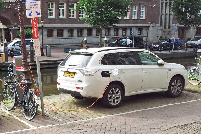 Les voitures hybrides rechargeables seraient 4 fois plus polluantes qu&rsquo;on ne le croit