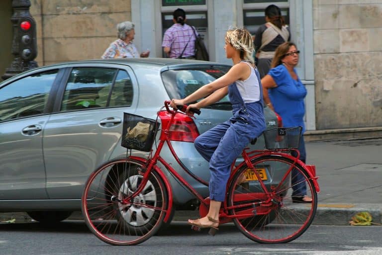 Lituanie : les vieilles voitures thermiques gratuitement échangées contre des scooters ou vélos électriques