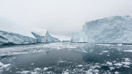 Un gigantesque iceberg sur le point de s’écraser sur une île Un gigantesque iceberg sur le point de s'écraser sur une île