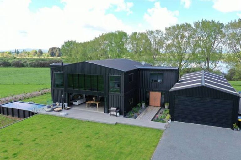 Il créé 3 studios indépendants avec des conteneurs d’expédition recyclés