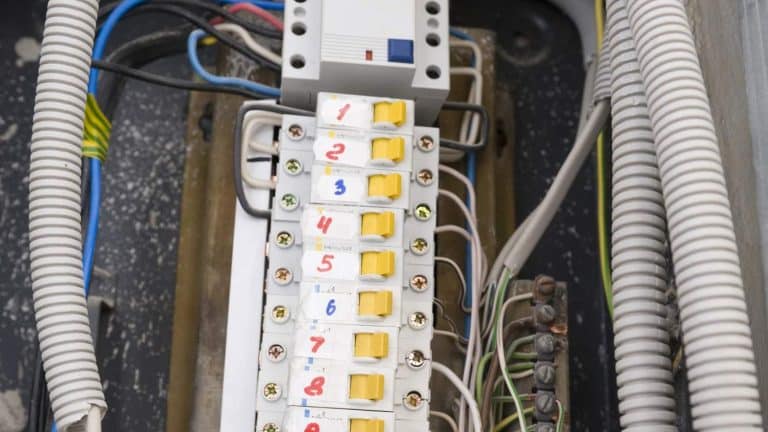 La protection contre les surtensions et son rôle dans l’entretien du circuit électrique