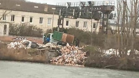 Un camion déverse des centaines de cartons dans l'Oise