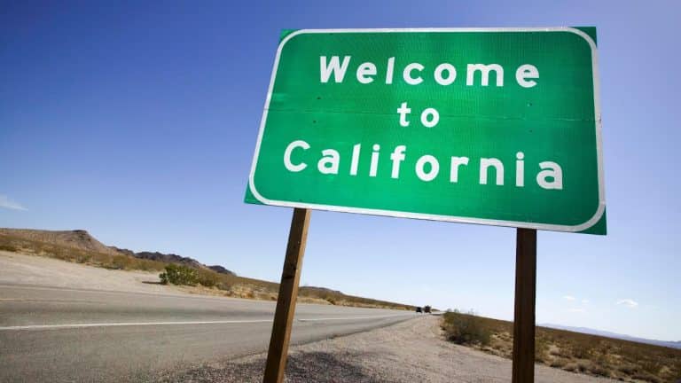 La vente de véhicules neufs fonctionnant à l&rsquo;essence bientôt interdite en Californie