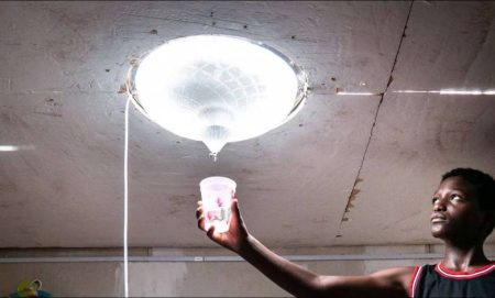 Un Néozélandais invente un dispositif qui permet d’éclairer et fournir de l’eau potable presque gratuitement