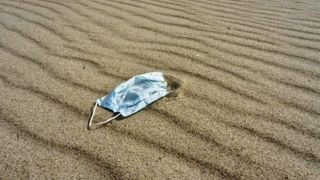 Le danger des masques chirurgicaux pour l’environnement