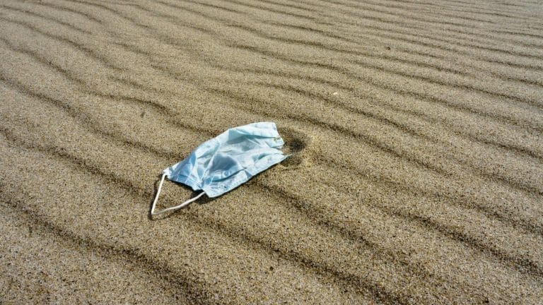 Le danger des masques chirurgicaux pour l’environnement