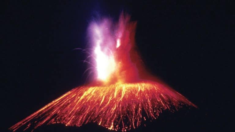 Un volcan en Indonésie fait de nombreuses victimes
