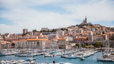 200 jeunes ont nettoyé les rues de Marseille 200 jeunes ont nettoyé les rues de Marseille