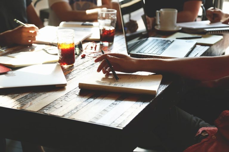 Comment utiliser un bureau réglable en hauteur électrique ?