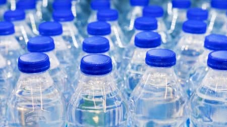 L'eau en bouteille est-elle polluée ?