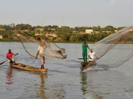 L’ensablement du fleuve Niger : une menace existentielle pour les ‘hommes de l’eau’ L'ensablement du fleuve Niger : une menace existentielle pour les 'hommes de l'eau'