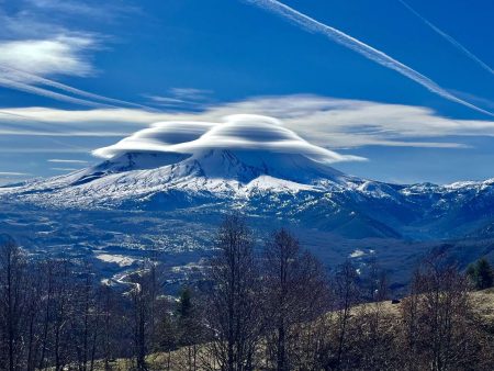 Apparition époustouflante de deux nuages lenticulaires sur le Mont Saint Helens : un spectacle céleste à plus d'un titre !