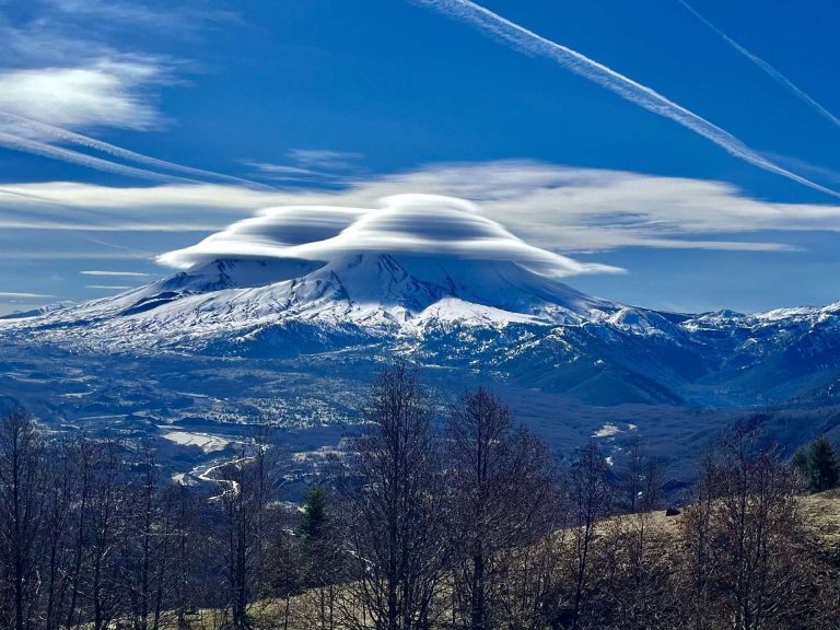 Apparition époustouflante de deux nuages lenticulaires sur le Mont Saint Helens : un spectacle céleste à plus d&rsquo;un titre !