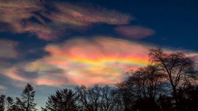 Nuages fluorescents en Europe : le mystère météorologique qui fascine les experts