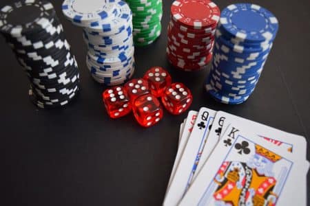 Le business juteux des casinos en ligne qui se disent écologique Playing Card and Poker Chips and Dices