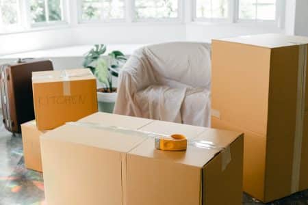 Louer un garde meuble : pourquoi cette pratique éco-friendly contribue à sauver votre portefeuille et (un petit peu) la planète Empty apartment with packed carton boxes before moving